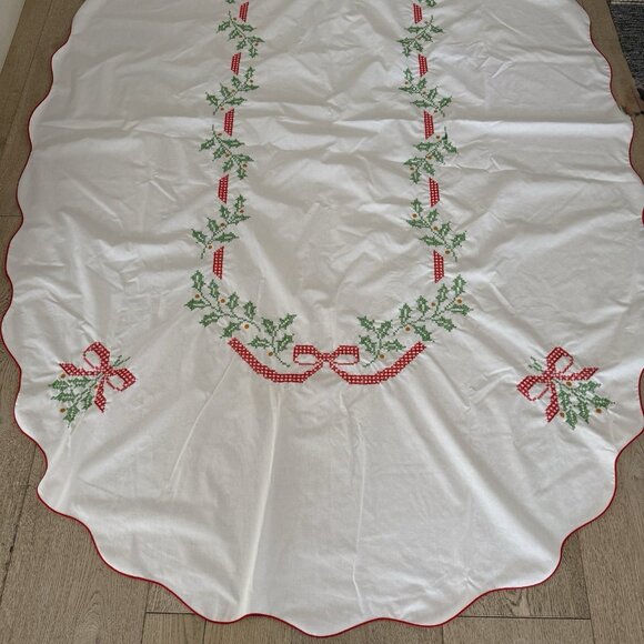 Vintage Oval Tablecloth 9 Napkins Scalloped Cross-Stitched Christmas Holiday - Picture 12 of 16